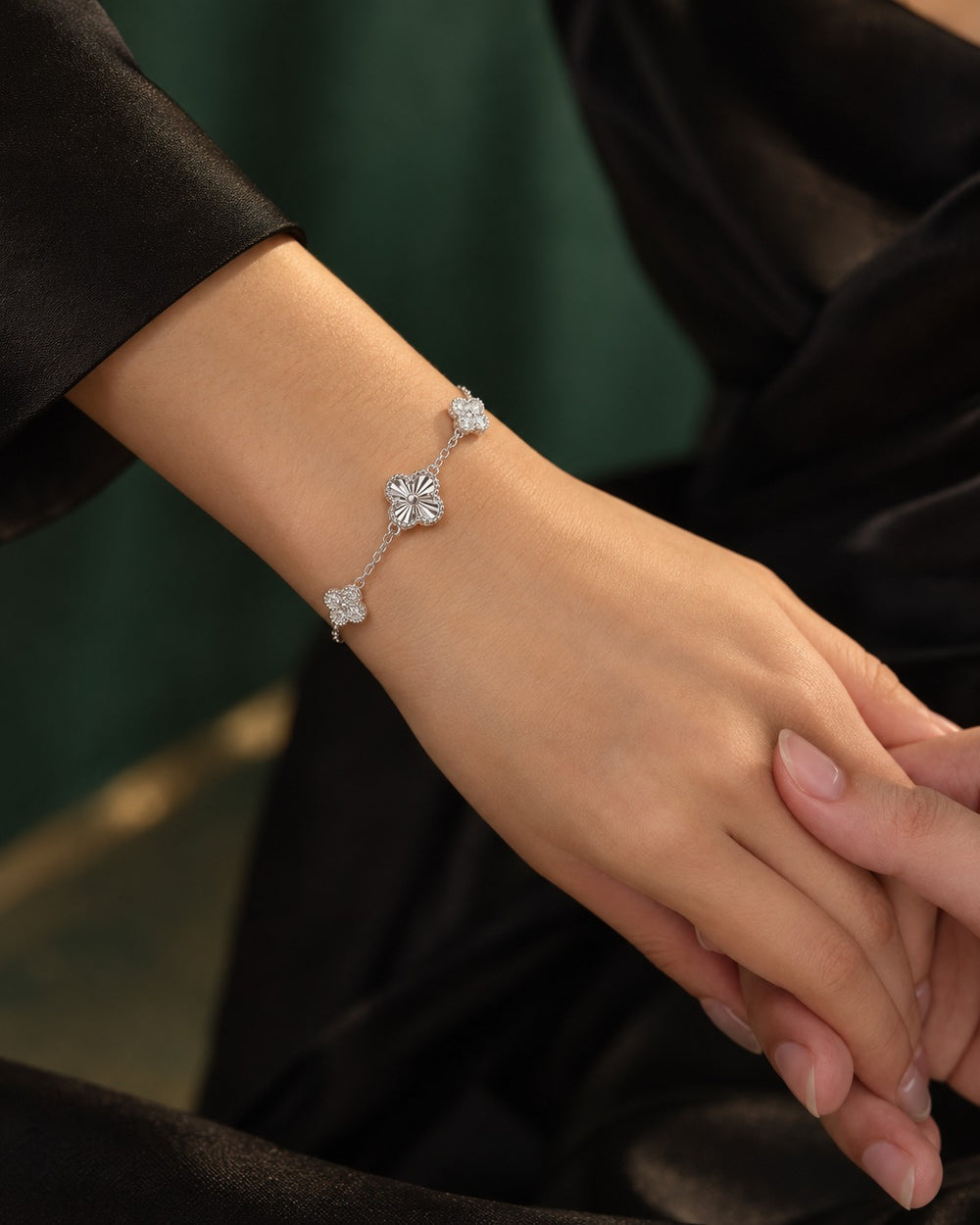 Four Leaf Clover Sparkling Bracelet Jewelry Set Silver - ảnh đeo
