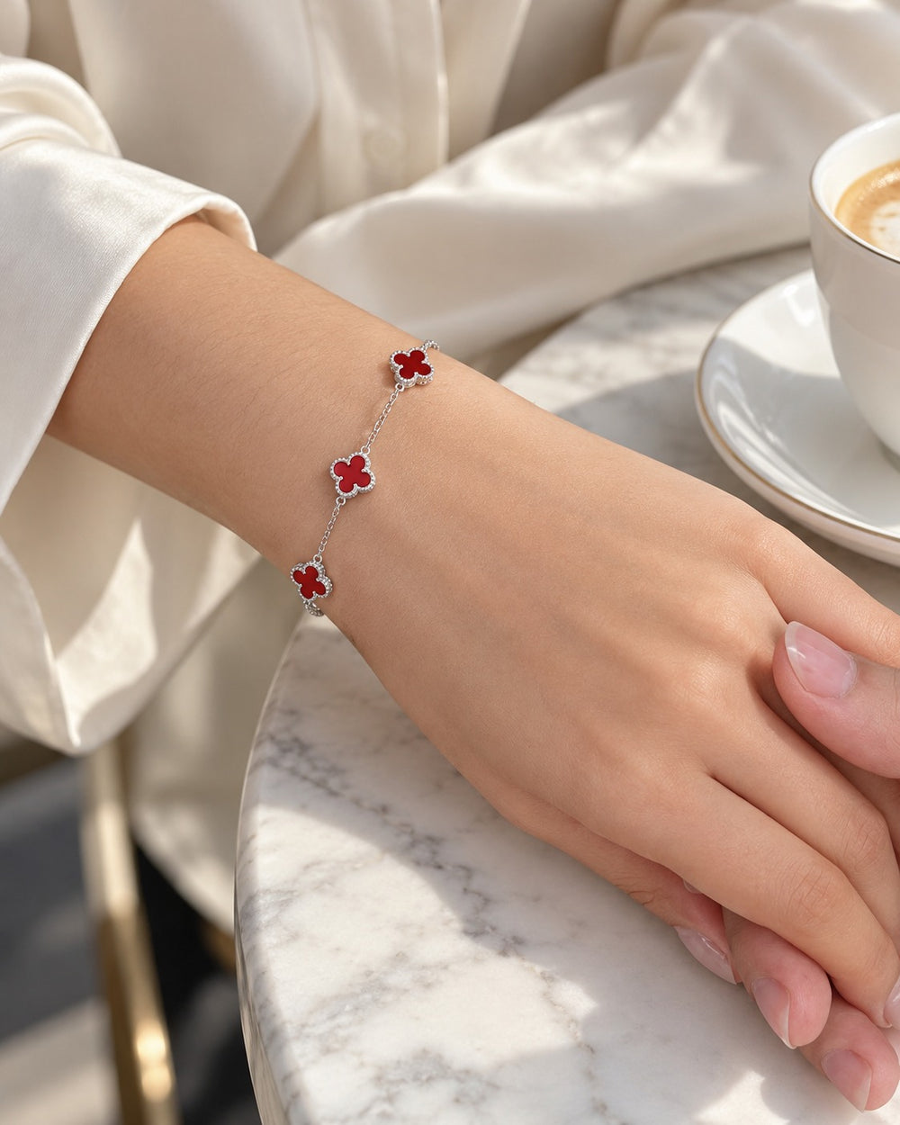 Lắc cỏ bốn lá đỏ 2194 khi đeo