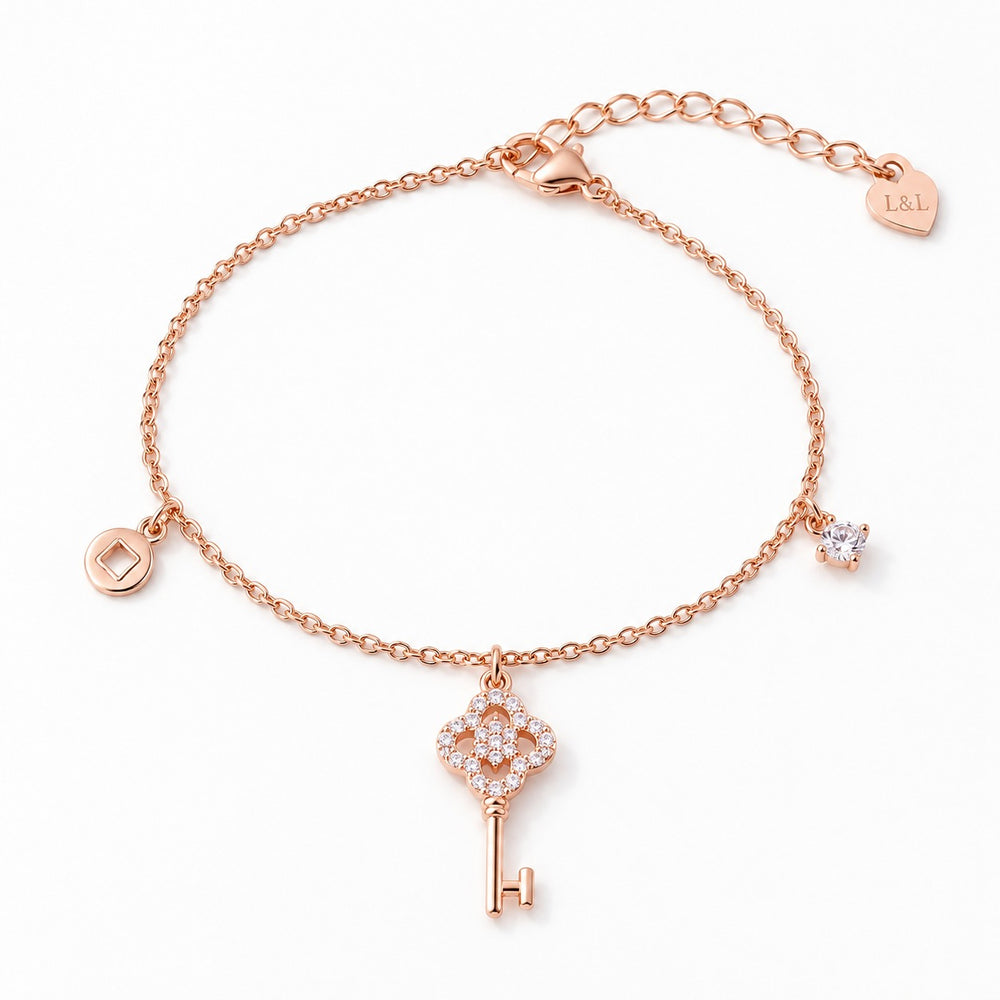 Flower Key Bracelet Rose Gold - lắc tay chìa khoá hoa đá, nền trắng