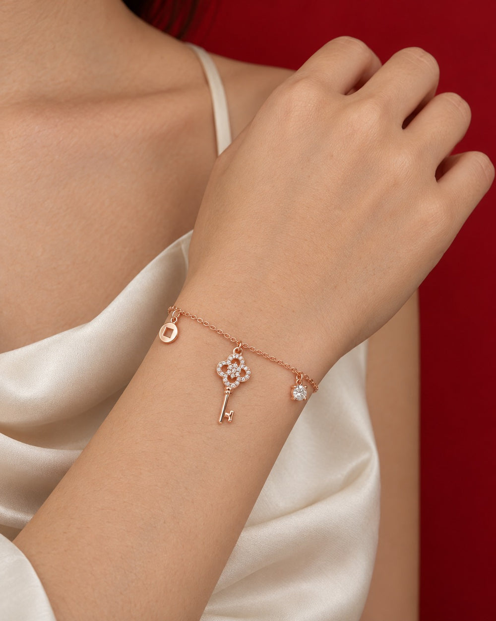 Flower Key Bracelet Rose Gold - ảnh đeo