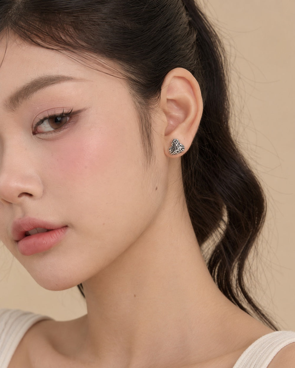 Silver Heart Shaped Earrings - ảnh đeo