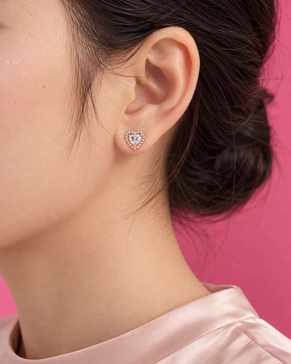 Bông tai Retro Heart vàng hồng - khi đeo trên tai