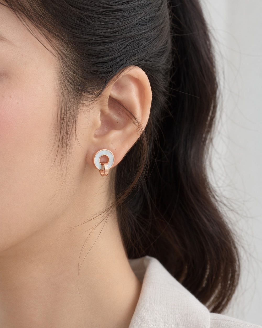 Bông tai đĩa xà cừ vàng hồng đeo trên tai