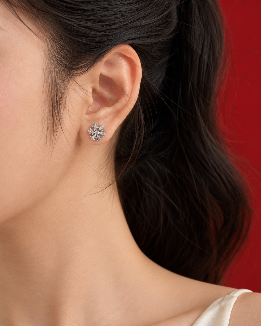 Bông tai hoa tuyết bạc đeo trên tai