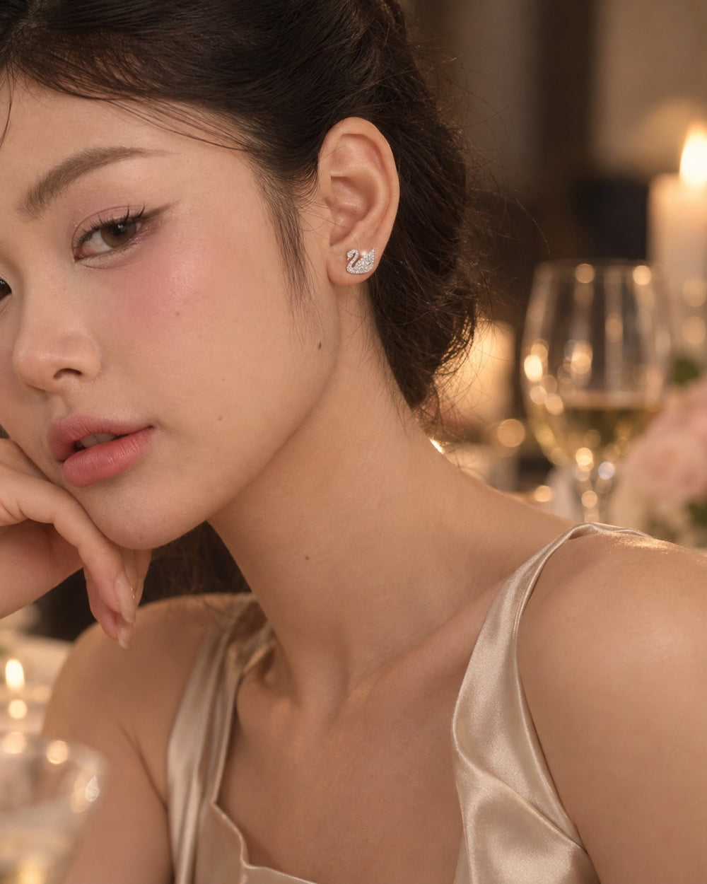 White Swan Pavé Stud Earrings Silver - ảnh đeo