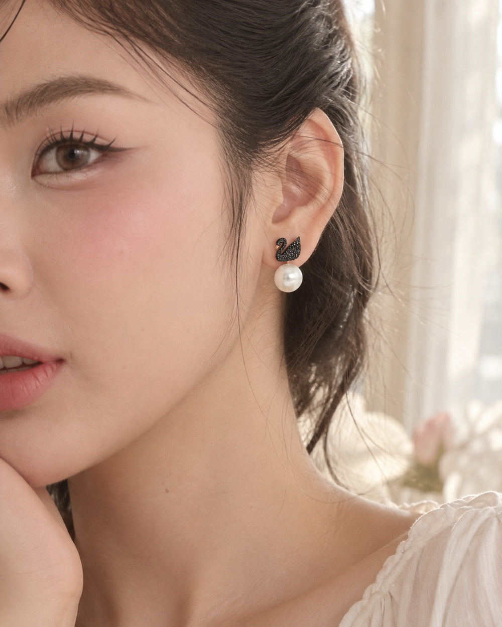 Black Iconic Swan Earrings Rose Gold - ảnh đeo