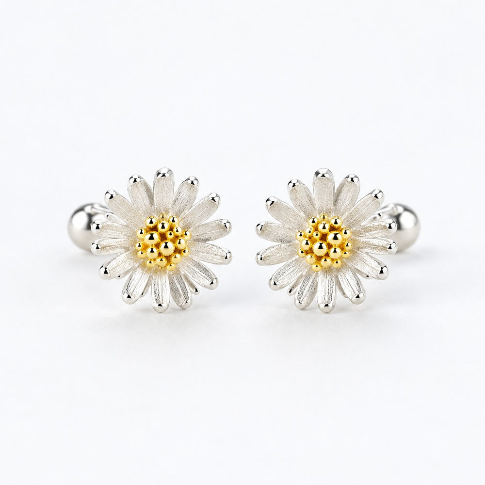 Sparkling Matricaria Chamomilla Earrings - bông tai hoa cúc bạc nhuỵ vàng, nền trắng
