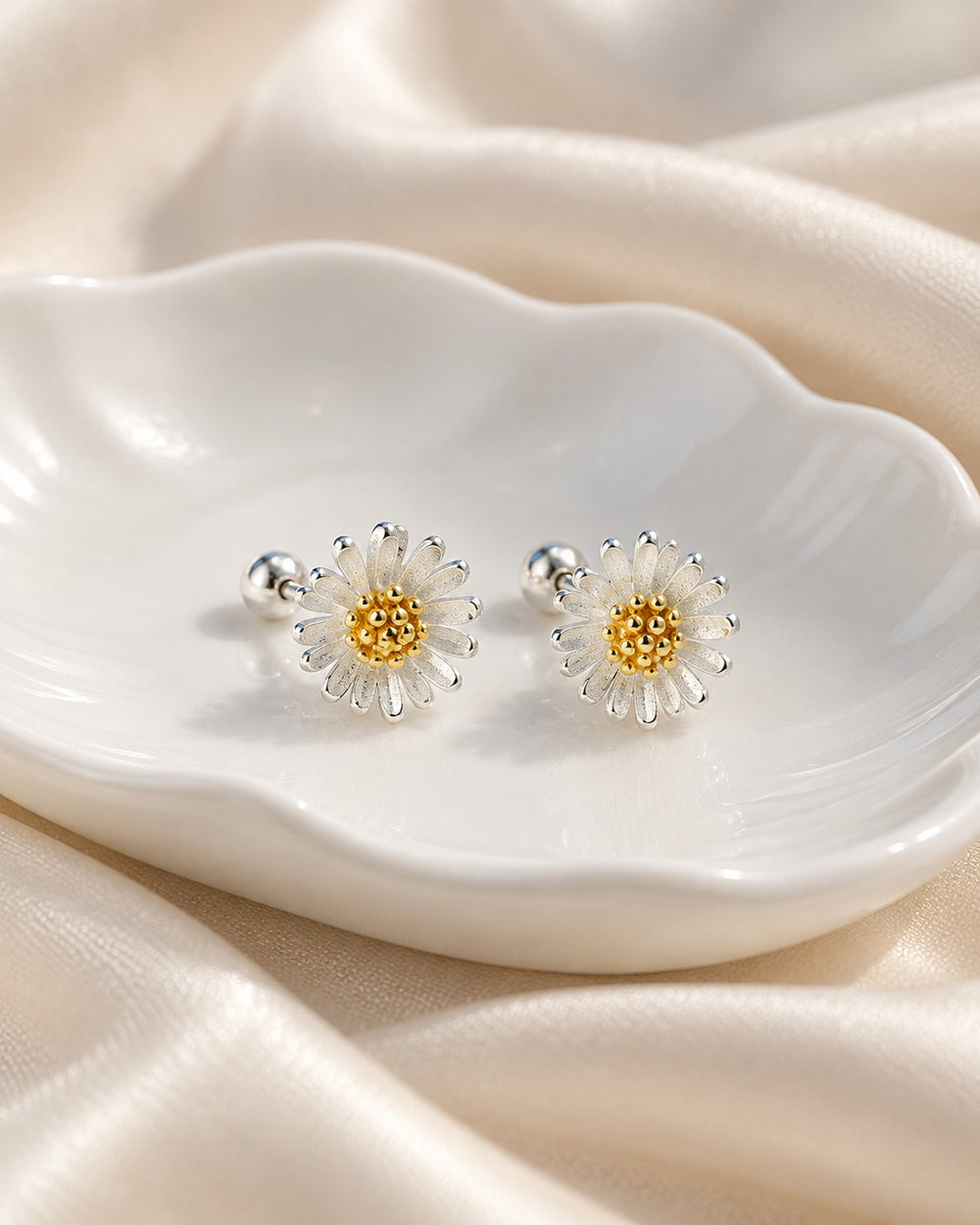 Sparkling Matricaria Chamomilla Earrings - ảnh phong cách