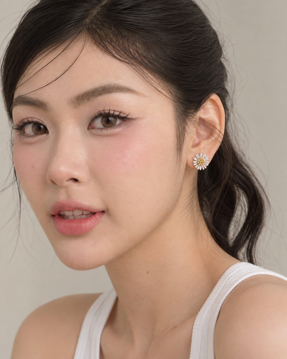 Sparkling Matricaria Chamomilla Earrings - ảnh đeo