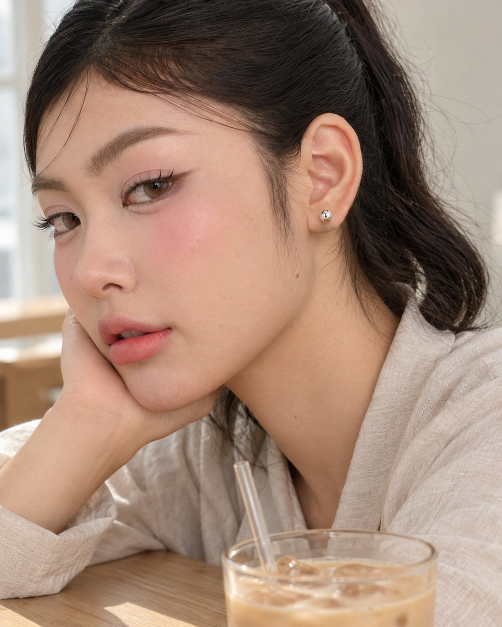 Bông tai bi bạc trơn - ảnh đeo