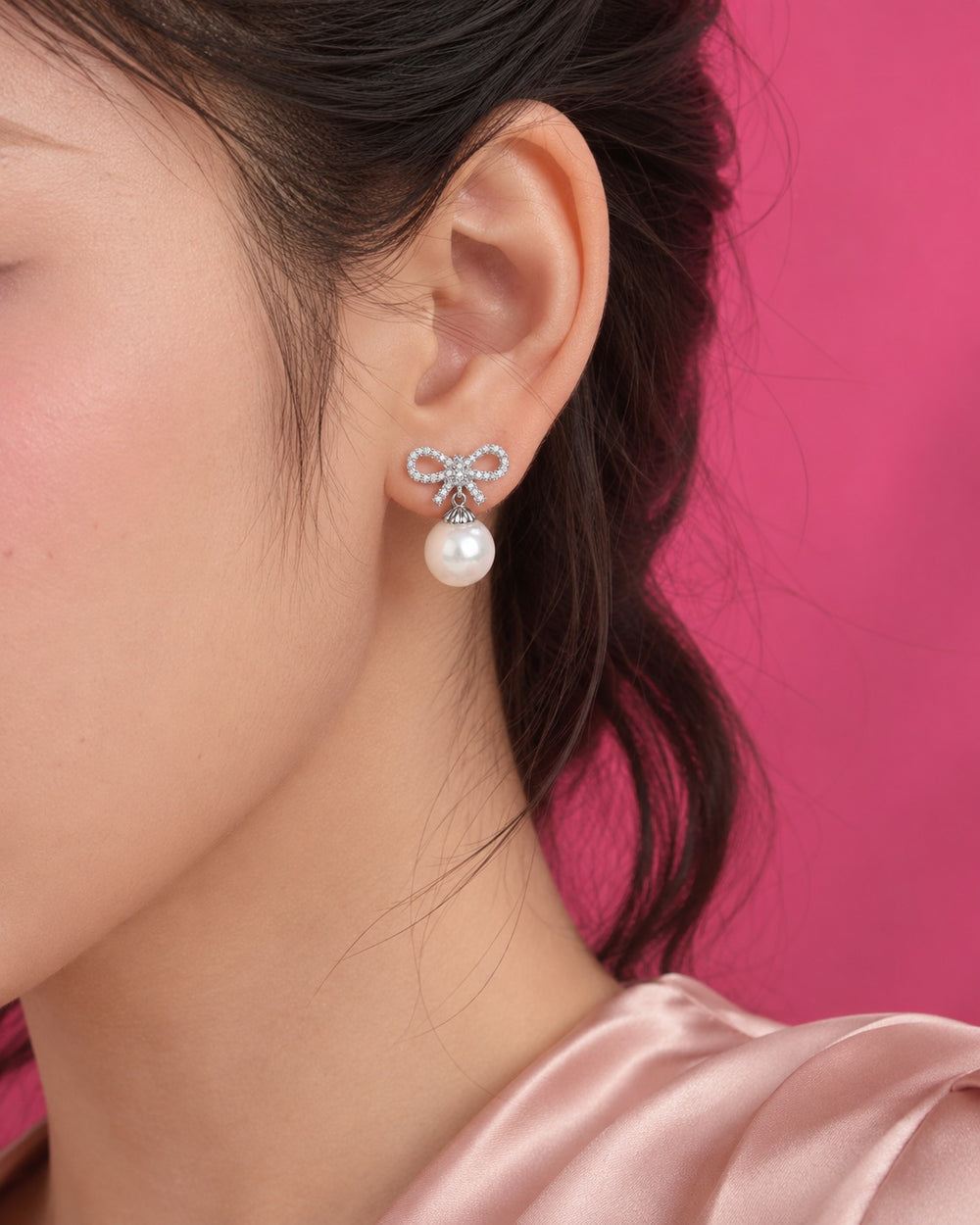 Bông tai nơ ngọc trai khi đeo trên tai