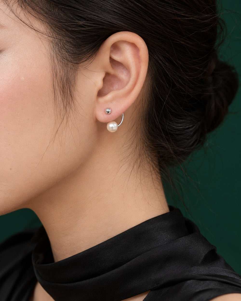 Bông tai chữ C ngọc trai khi đeo, bi trước dái tai và ngọc treo dưới