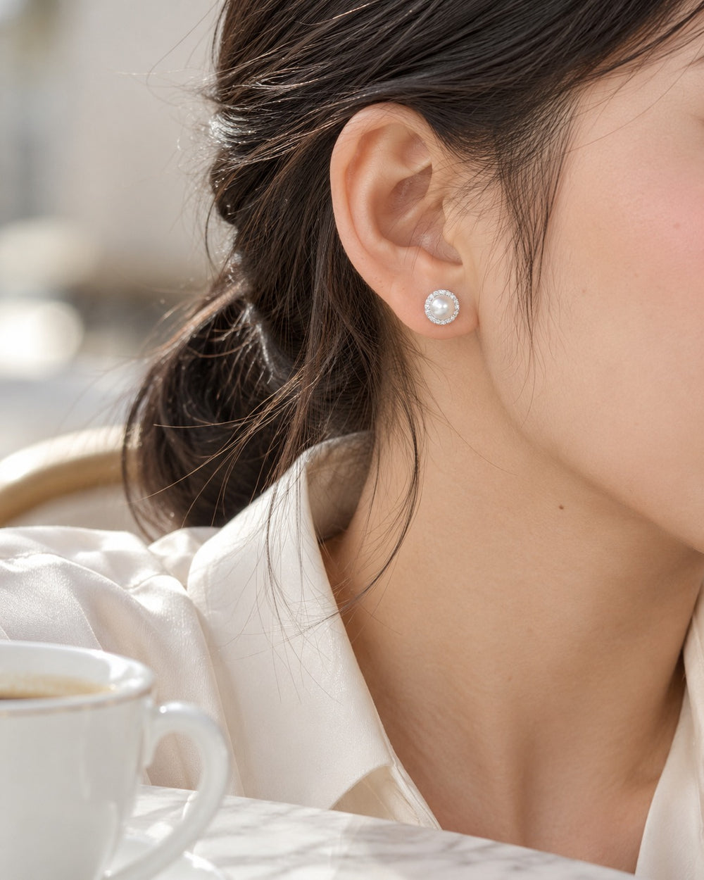 Bông tai ngọc trai viền đá khi đeo trên dái tai