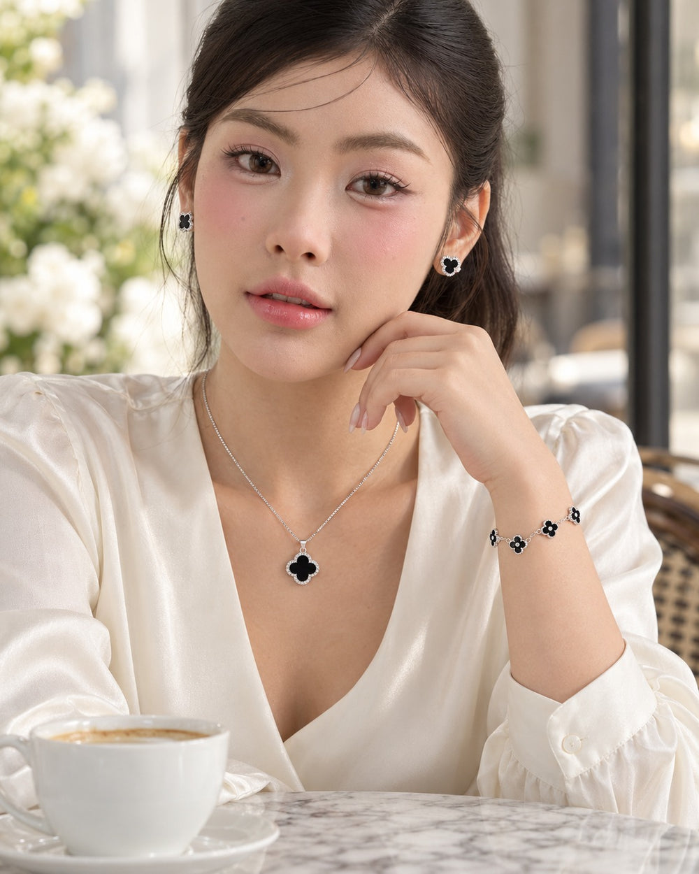 Bộ cỏ bốn lá đen bạc khi đeo