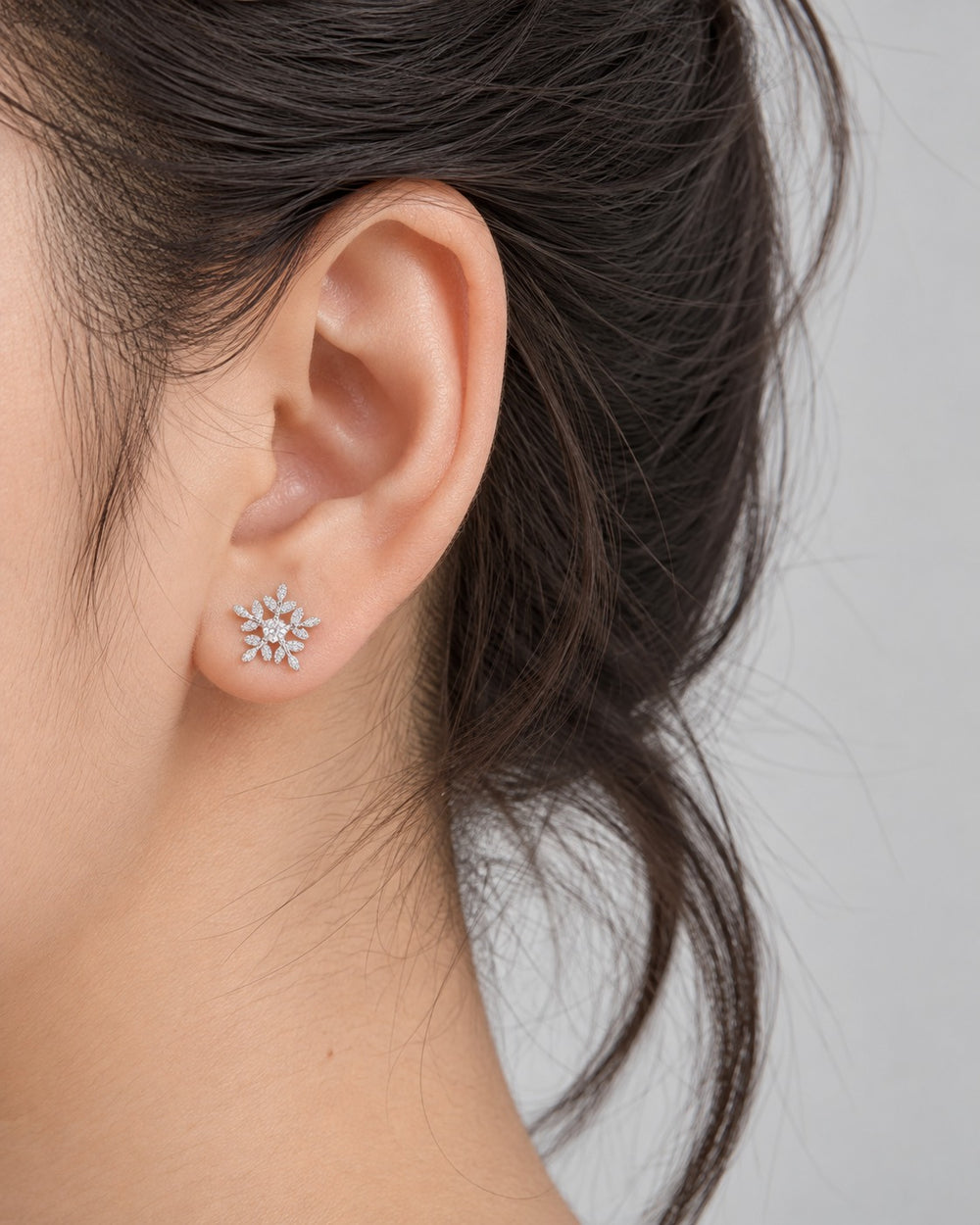 Bông tai bông tuyết bạc 3198SV khi đeo