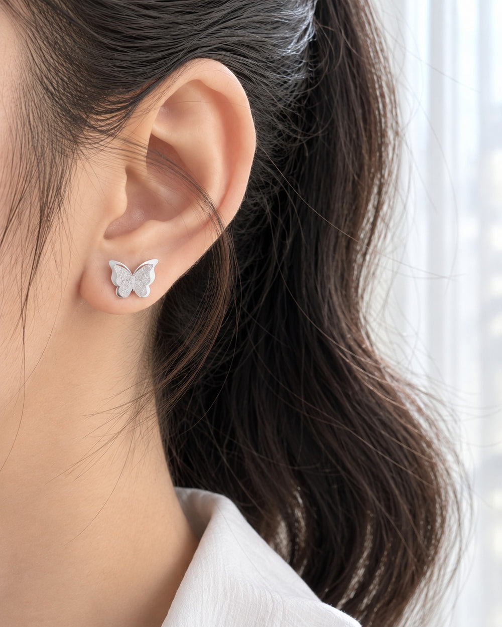 Bông tai bướm bạc 3268SV khi đeo
