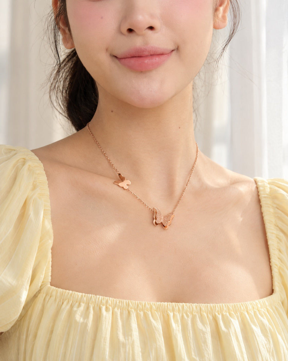 Dây chuyền bướm - ảnh đeo