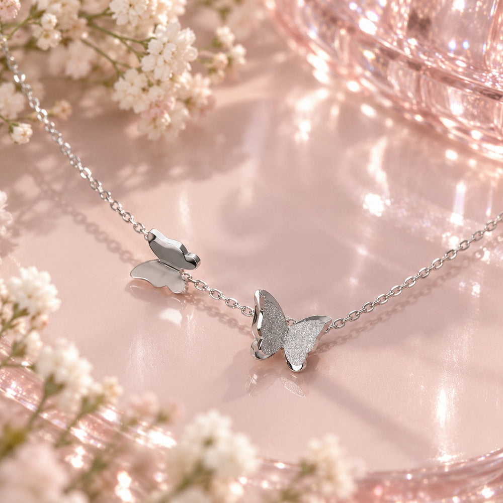 Dây chuyền Pave Butterfly bạc - cận cảnh bướm cánh nhám lấp lánh