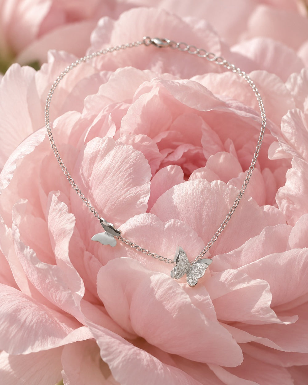 Dây chuyền Pave Butterfly bạc - phối cảnh trên hoa mẫu đơn