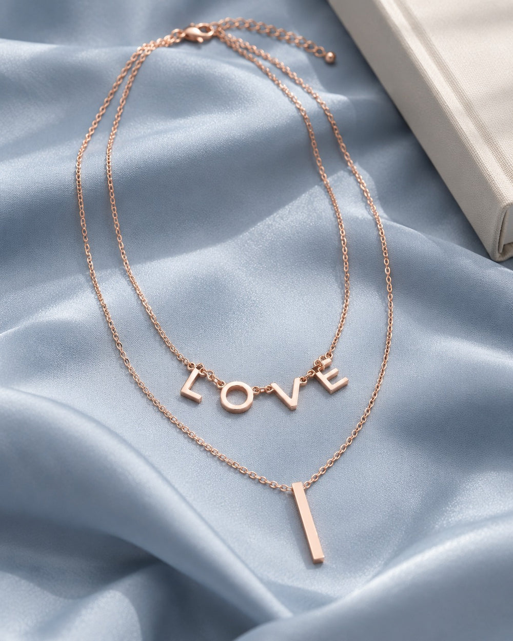 Dây chuyền I LOVE vàng hồng - phối cảnh trên lụa xanh