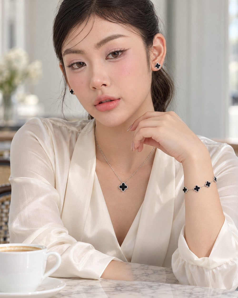 Bộ cỏ bốn lá đen bạc khi đeo