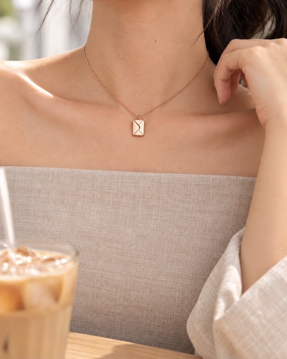LAMY fingers print letter pendant rose gold - ảnh đeo