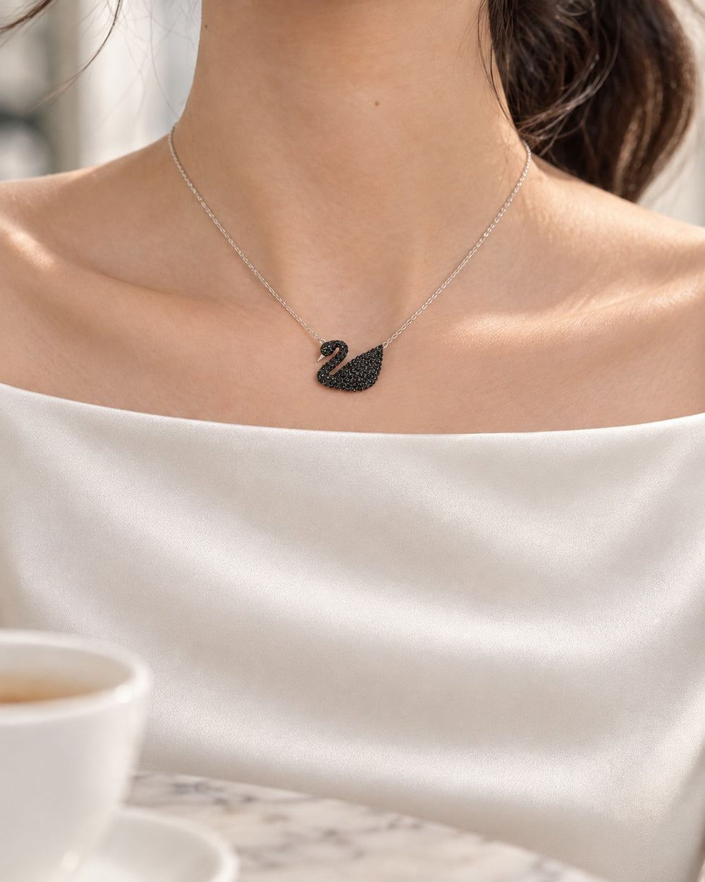 LAMY crystal swan necklace black - ảnh đeo