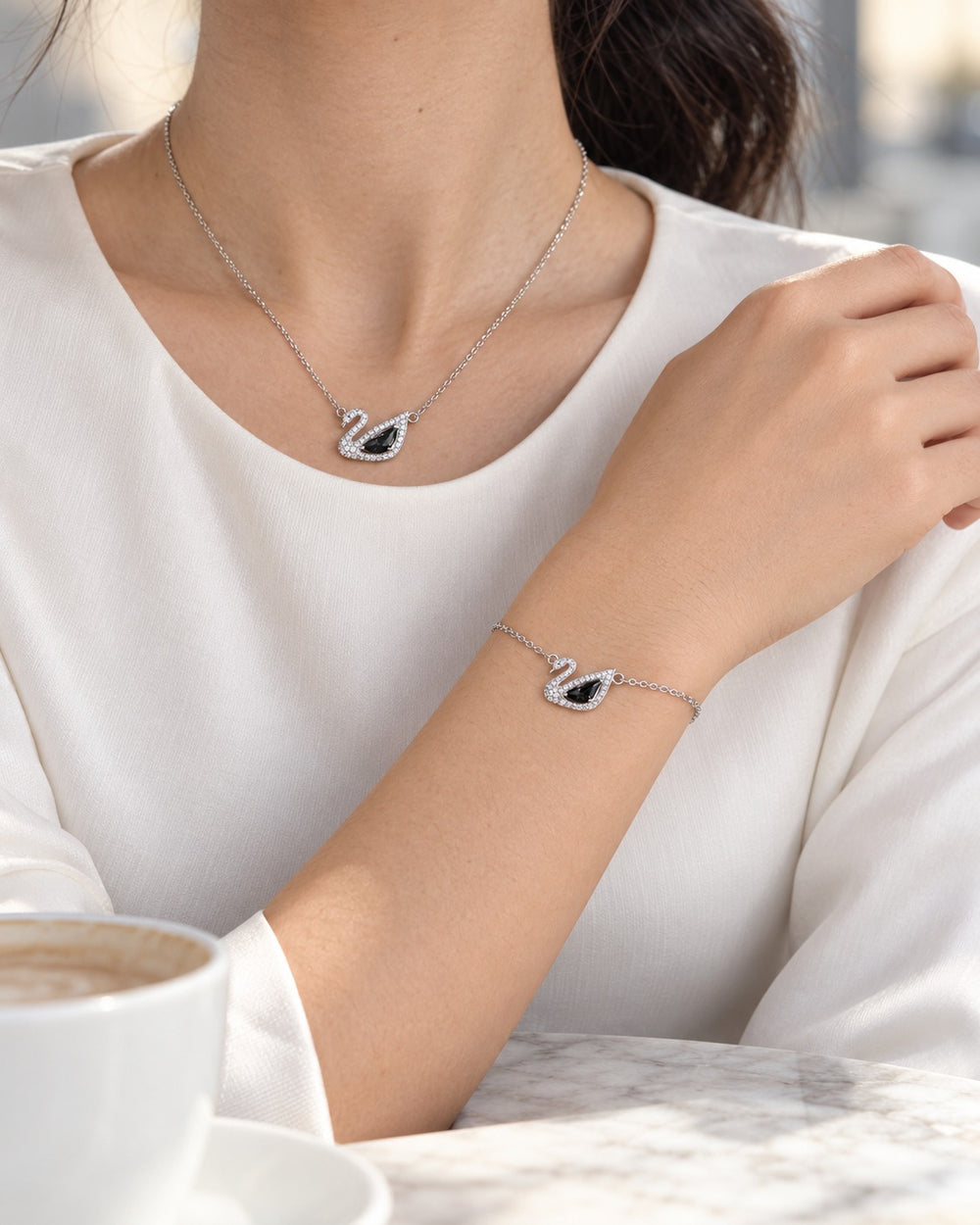 Bộ thiên nga đen đeo cùng lúc: dây chuyền trên cổ và lắc trên cổ tay