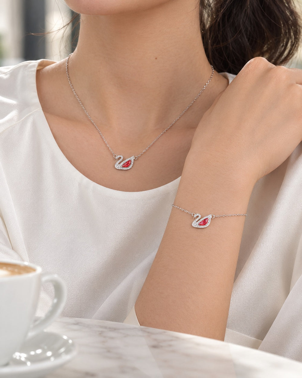Bộ thiên nga đỏ đeo cùng lúc: dây chuyền trên cổ và lắc trên cổ tay