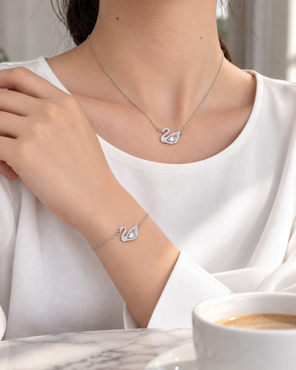 Bộ thiên nga trắng đeo cùng lúc: dây chuyền trên cổ và lắc trên cổ tay