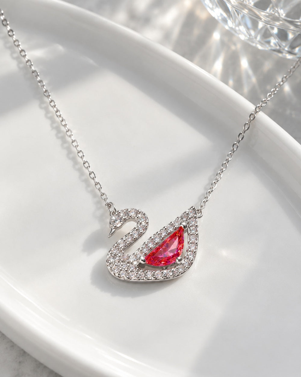 Dây chuyền thiên nga bạc đá đỏ 6042RED - ảnh bối cảnh trên khay trắng