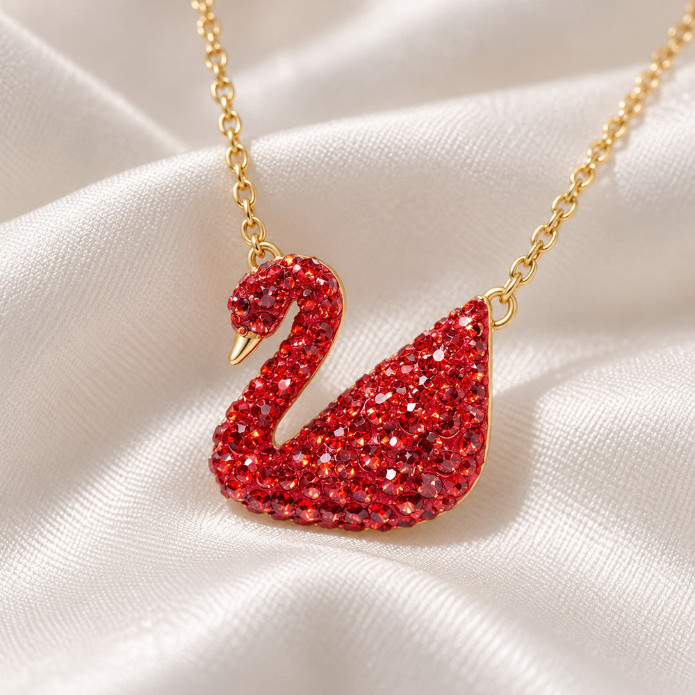 Dây chuyền Iconic Swan - cận thiên nga phủ đá đỏ, mỏ vàng