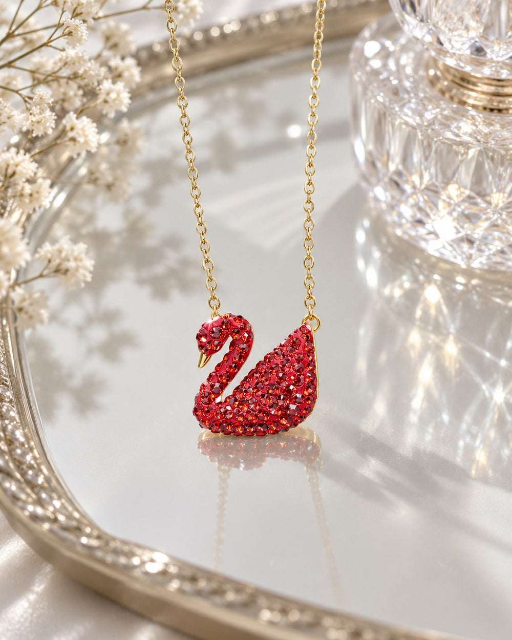 Dây chuyền Iconic Swan vàng đá đỏ - ảnh bối cảnh