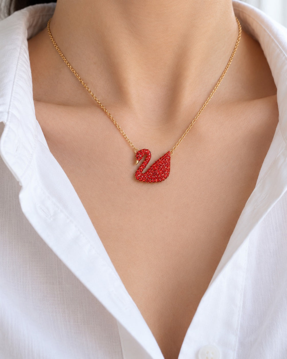 Dây chuyền Iconic Swan vàng đá đỏ - ảnh đeo