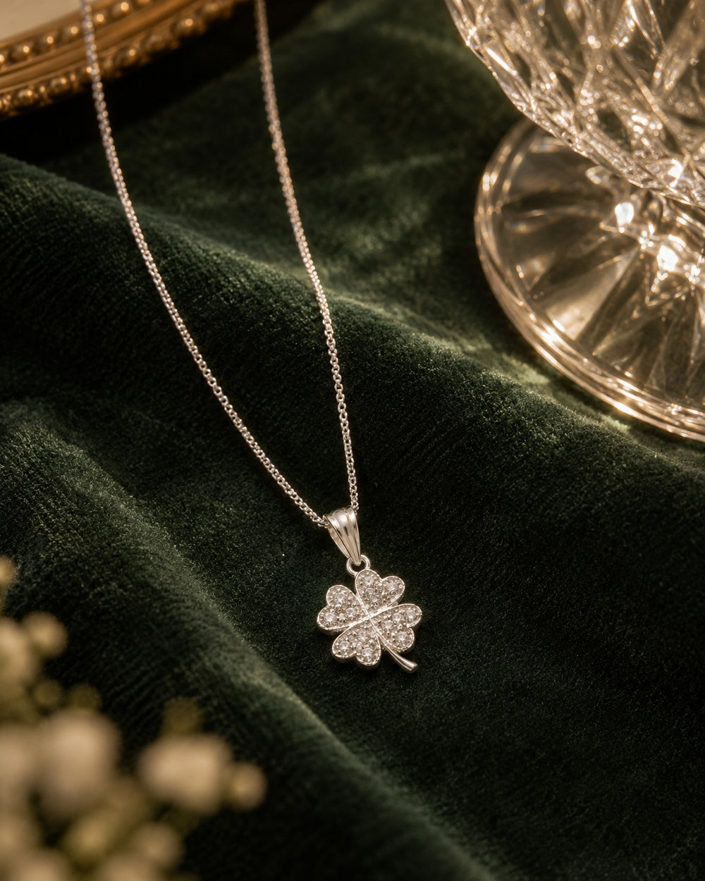 Lucky Four Leaf Clover Necklace Silver - ảnh bối cảnh