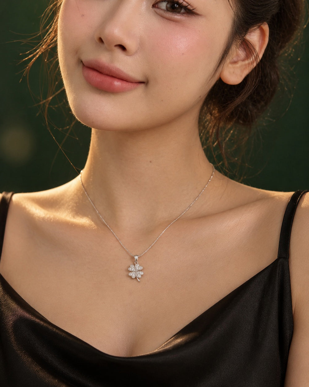 Lucky Four Leaf Clover Necklace Silver - ảnh đeo