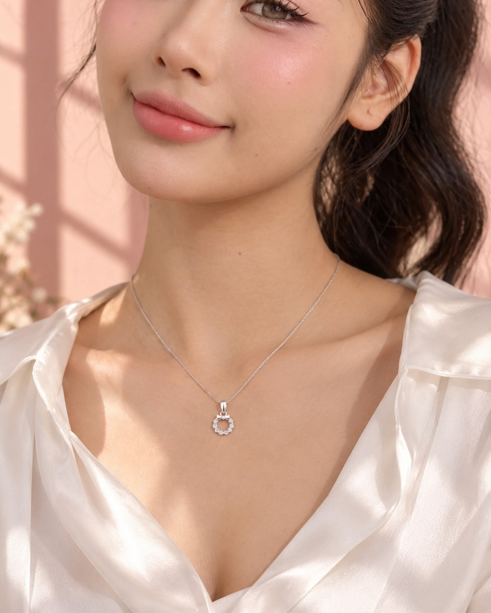 Bow Wreath Pendant Necklace Silver - ảnh đeo