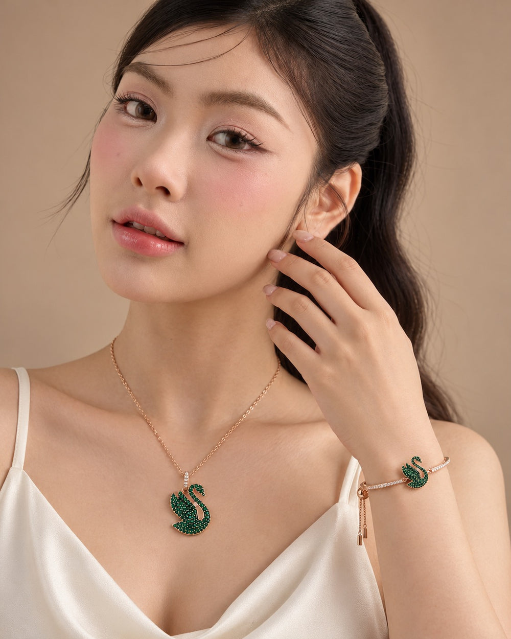 Iconic Swan Green Crystal Necklace Jewelry Set - ảnh đeo