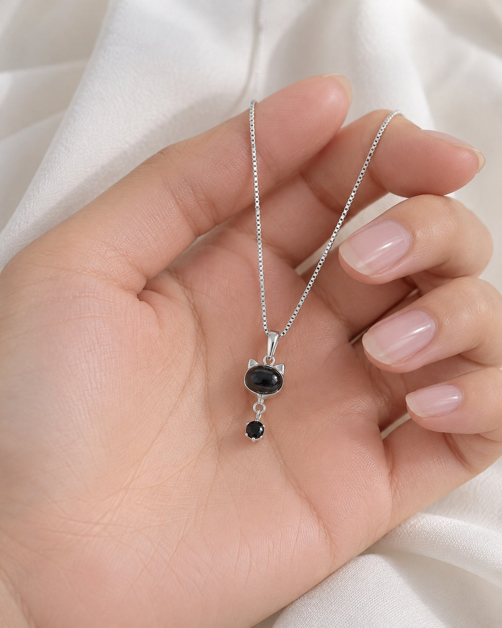 Dây chuyền cáo đá đen 6299BL trên tay