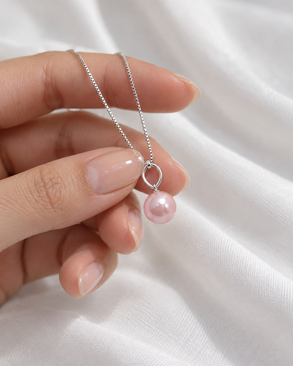 Dây chuyền Pink Pearl LAMY 6314PI cầm trên tay