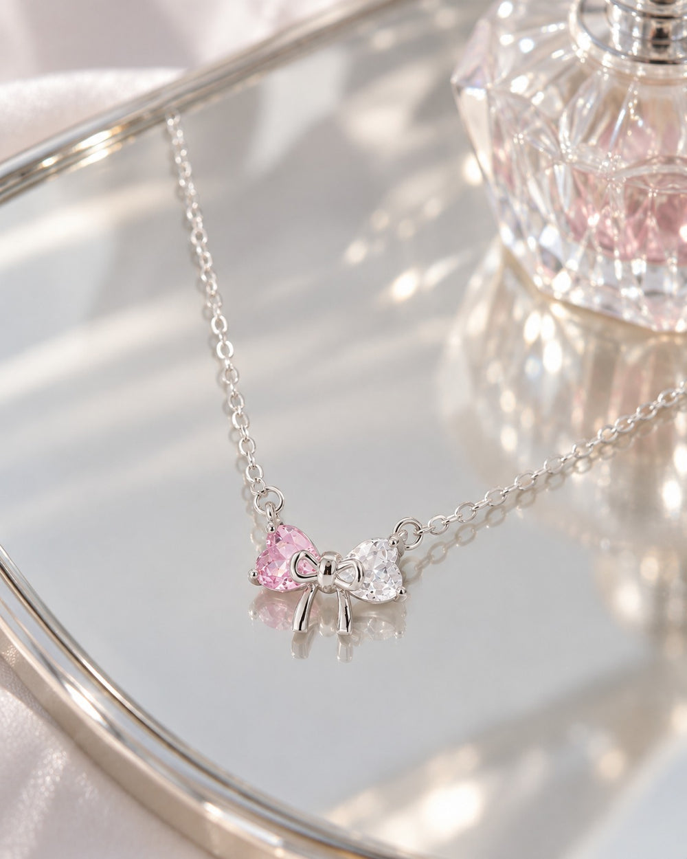 Dây chuyền Crystal Bow 6325PI trên khay gương - LAMY