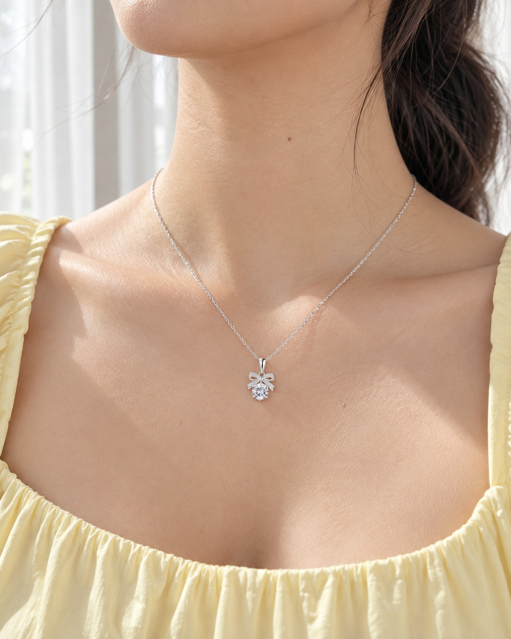 Dây chuyền nơ 6359SV khi đeo