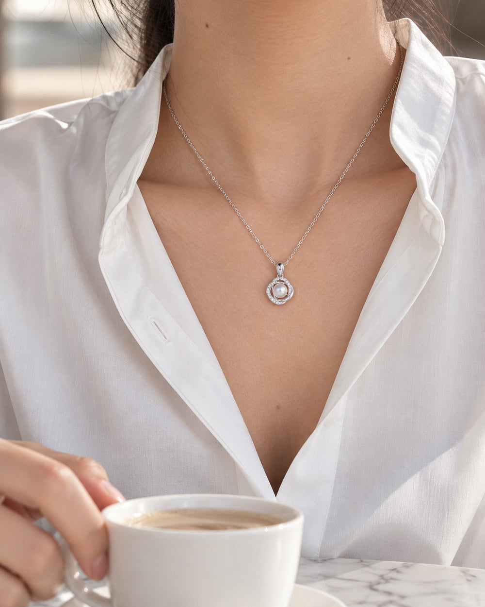 Dây chuyền Pearl Pendant LAMY 6368SV khi đeo