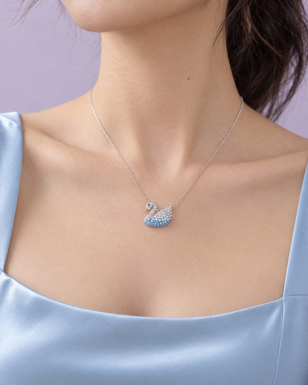 Dây chuyền thiên nga xanh 6374BE khi đeo