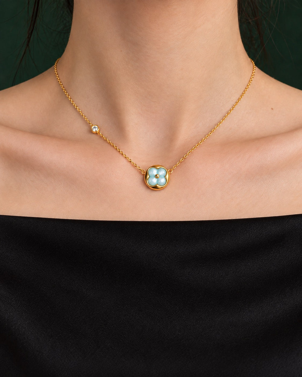 Four Leaves Round Necklace Blue - 6449BE - ảnh đeo