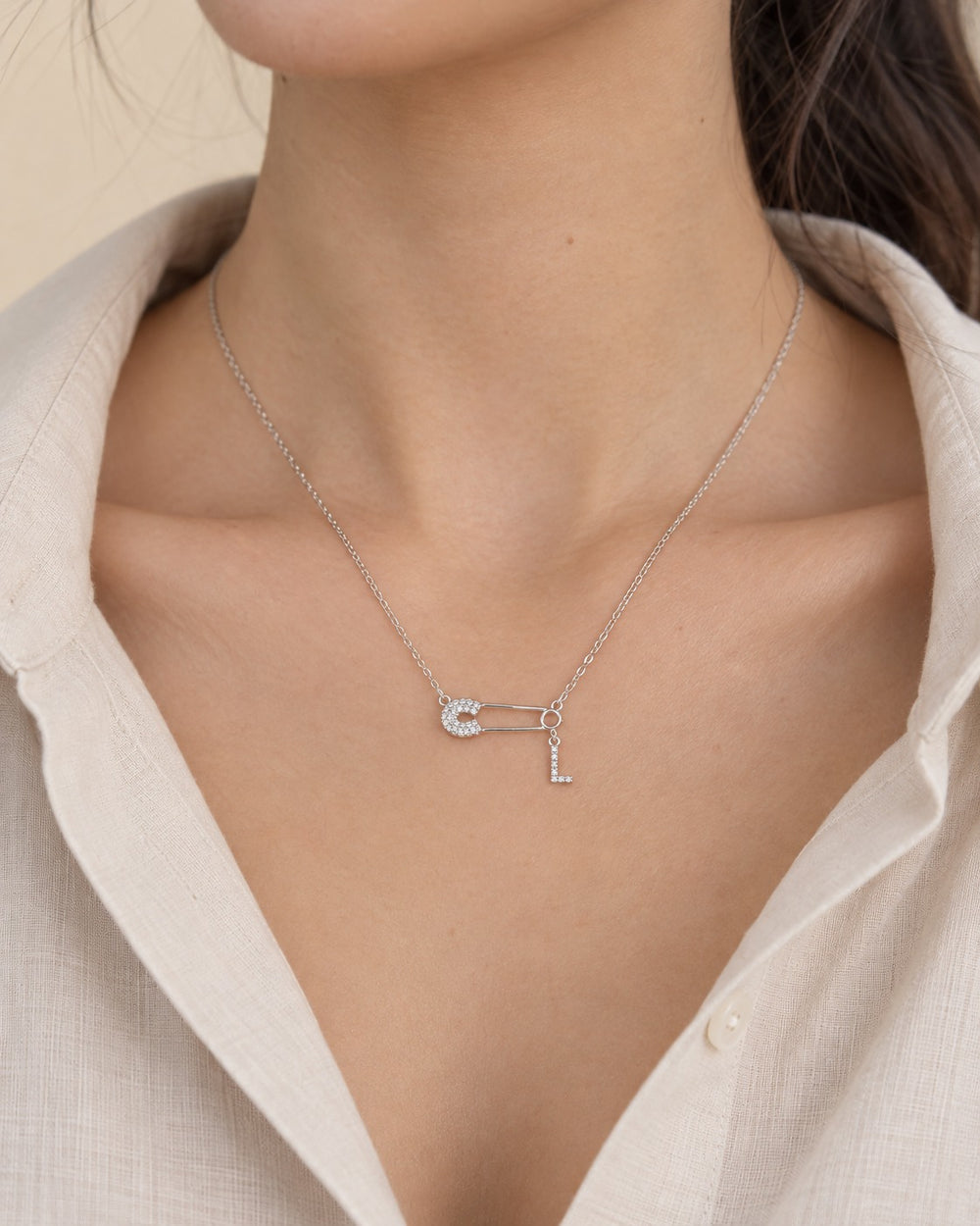 Dây chuyền ghim băng chữ L LAMY - khi đeo