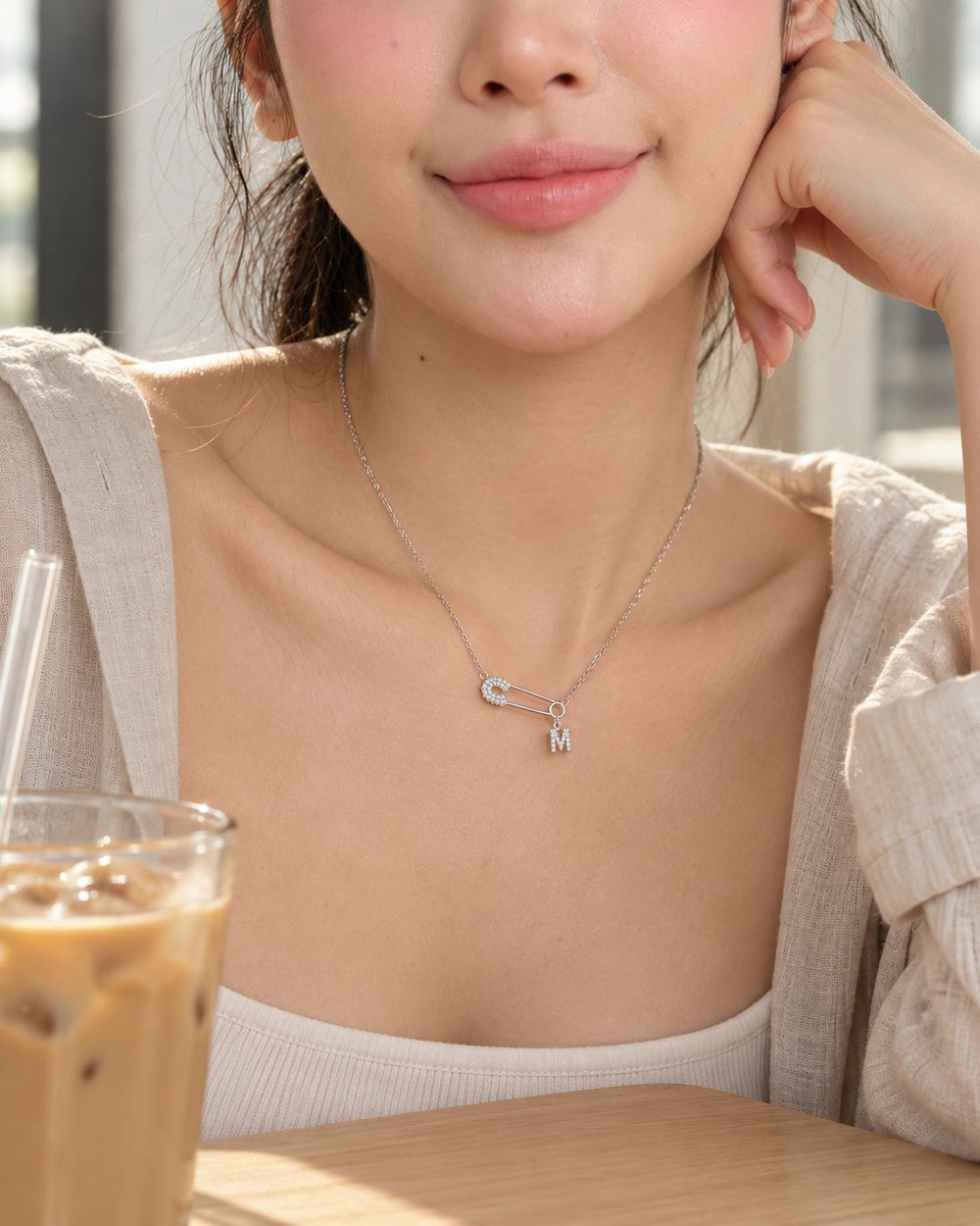 Dây chuyền ghim băng chữ M LAMY - khi đeo