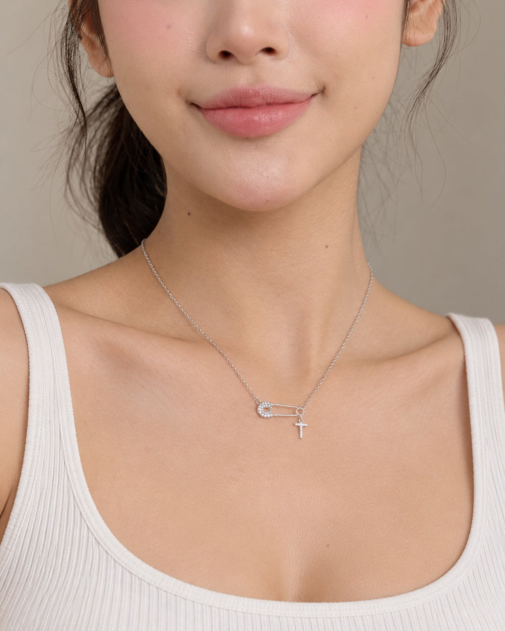 Dây chuyền ghim băng chữ T LAMY - khi đeo