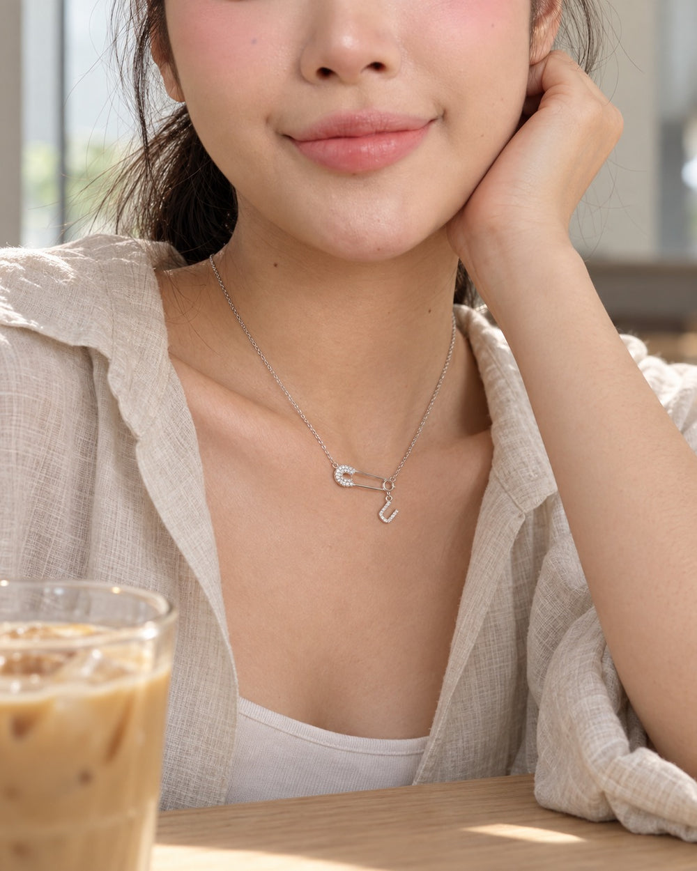Dây chuyền ghim băng chữ U LAMY - khi đeo