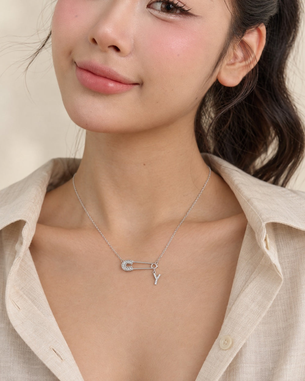 Dây chuyền ghim băng chữ Y LAMY - khi đeo